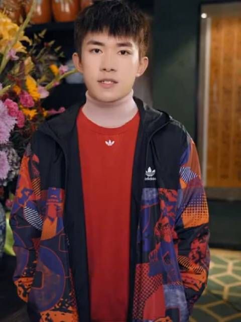 易烊千玺新春祝福 用微笑面对每一天……