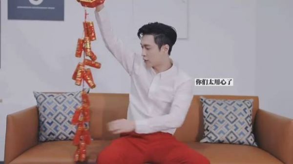 艺兴被吓到了，这反应过于真实了 像极了我们点鞭炮的样子……