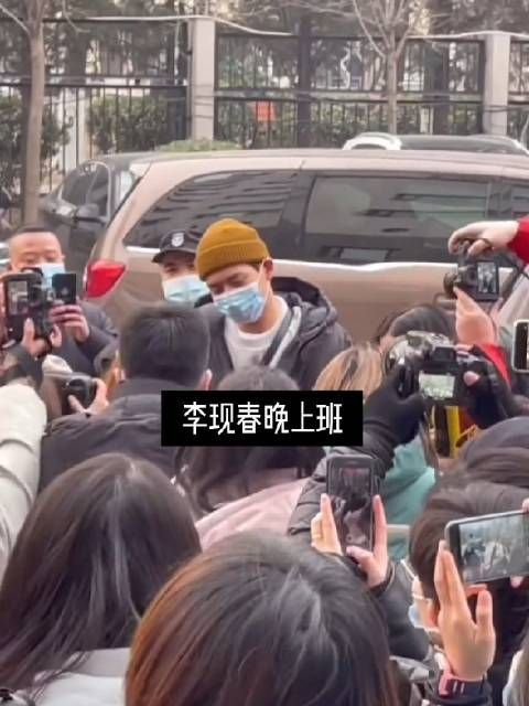 李现央视春晚上班，现哥歪着小脑袋一脸无奈