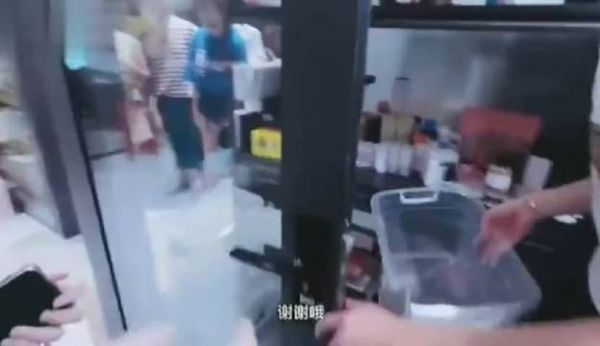 之前金靖去李佳琦仓库扫货，李佳琦真的太宠金靖了吧！