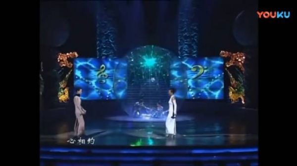 王菲和那英在98年春晚演唱的《相约98》……