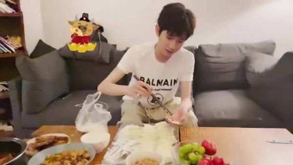 王源亲手包的饺子不知道什么陷儿的……