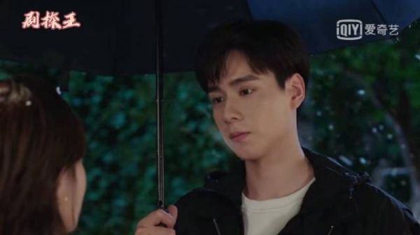 吴白和艾情在雪中谈心，一米九的帅哥，为你撑伞……