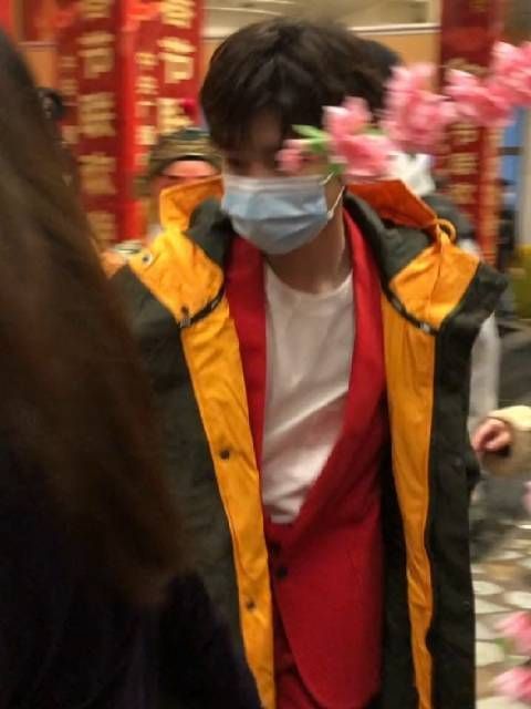 央视春晚后台的王源，一身红！