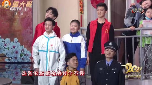 哇～原来李易峰在春晚后台还和李现朱一龙合照了……