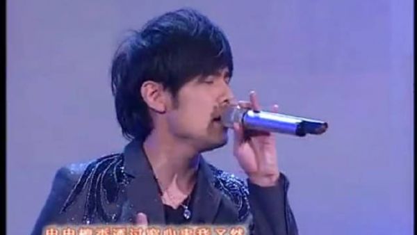 2008年春晚，周杰伦一首《青花瓷》创下收视率的神话……