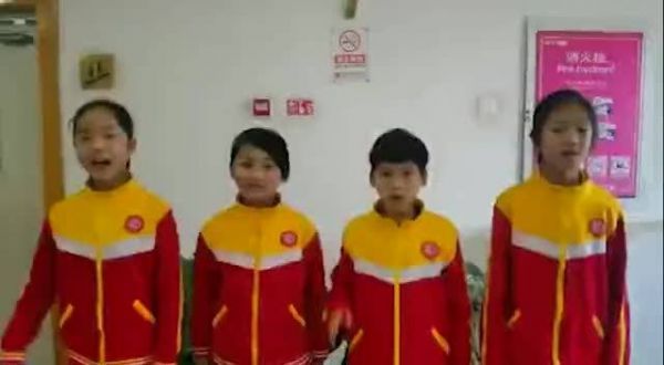 是有亲和力的姐姐啊!万茜给留守儿童合唱团发压岁钱
