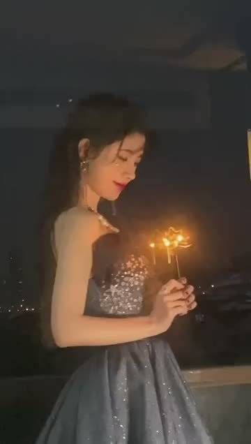 鞠婧祎人美心善,很照顾后辈啊