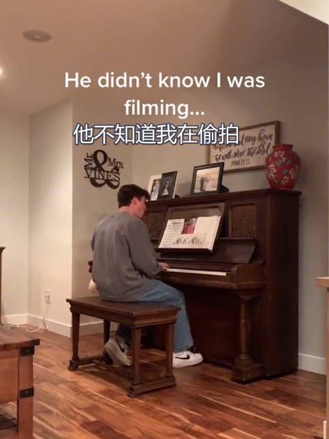 18岁国外小哥在家自弹自唱被偷拍……