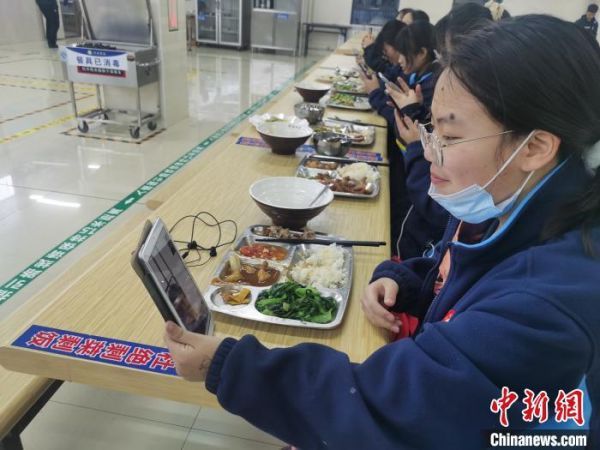 图为一名学生通过视频向家乡亲人拜年。　刘鹏 摄