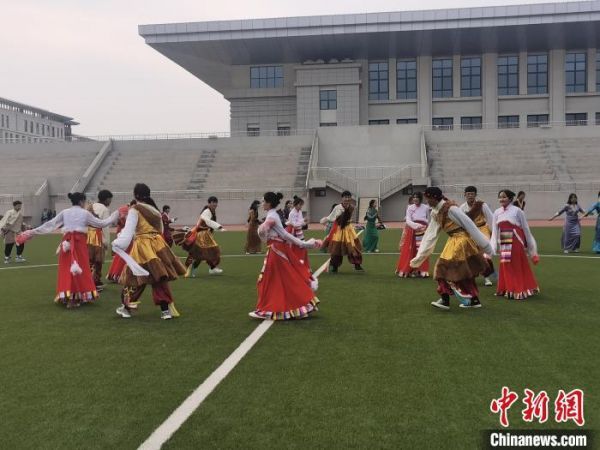 图为学生们跳起藏族三大民间舞蹈之一的锅庄舞，欢度新春佳节。　刘鹏 摄