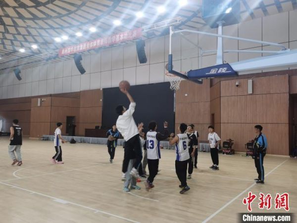 图为留校过年学生们在体育馆打篮球。　刘鹏 摄