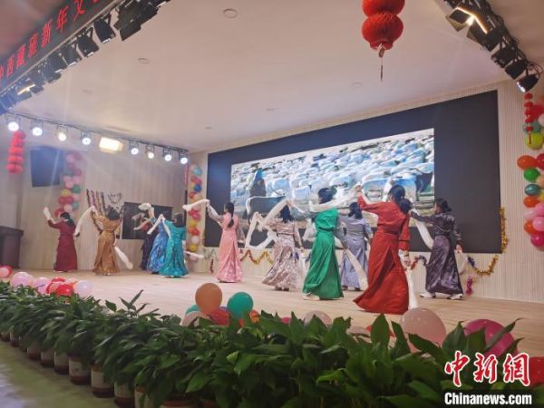 图为在学校当天为留校过年的学生组织的新年联欢会上，藏族姑娘们翩翩起舞。　刘鹏 摄