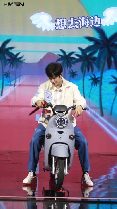 骑小电驴唱歌这是什么神仙的舞台？