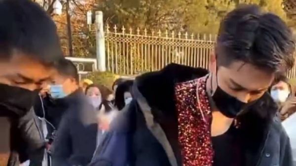 张艺兴好暖心，害怕小妹妹伤心，赶紧停下来帮着签名！
