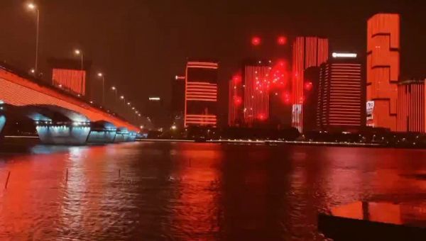 福气似花开簇簇，牛运如江来滚滚 赏万家灯亮……
