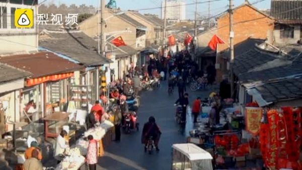 家人闲坐，灯火可亲！汪曾祺笔下的年味：平等、自由、儿童与爱