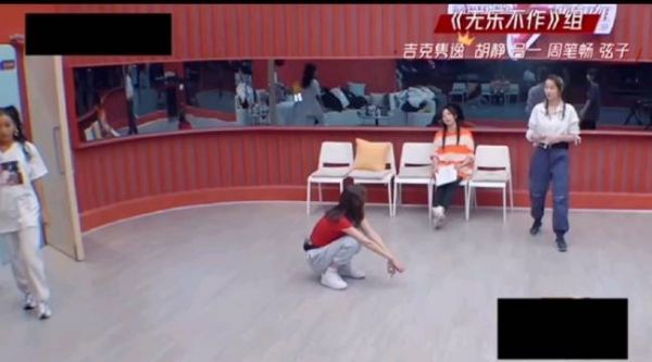 笔笔真是暖心小天使，看到吉克练习时候低落落泪，连忙出门安慰……