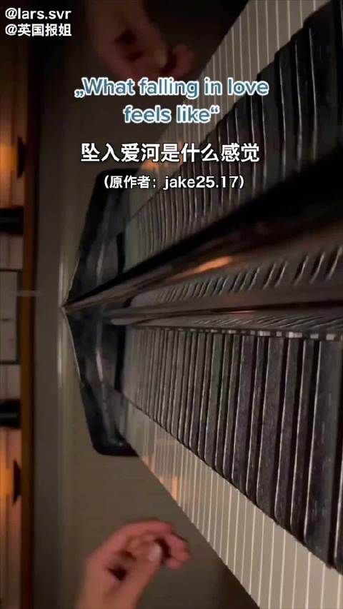 一位小哥根据网友们的评论进行短小的钢琴弹奏