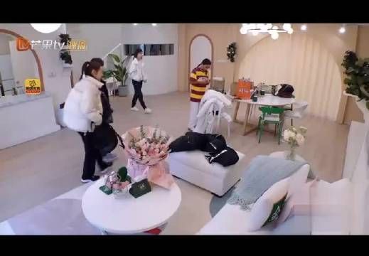 胡静造型撞脸水月洞天里的张晋，猛的一看看确实有一点像……