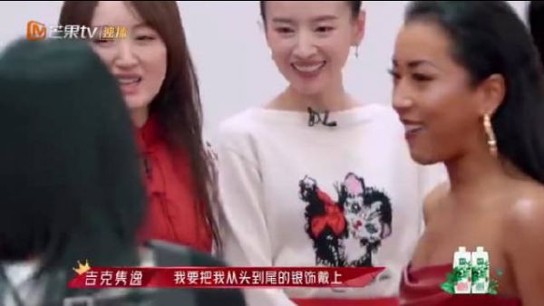 一身红色造型被调侃把嫁妆穿上身了，阿兰一句我很低调了……