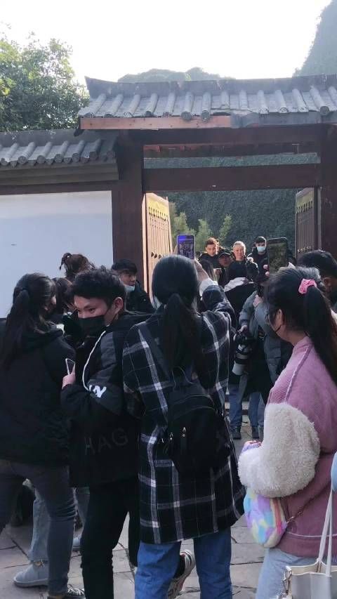 白鹿杀青来了好多粉丝呀！
