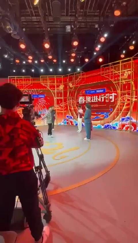 王一博模仿小沈阳 一点偶像包袱不要……