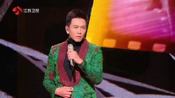 再唱《义不容情》主题曲《一生何求》……