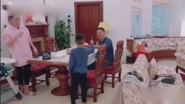陈小春新年发出了一家四口的拜年照片……
