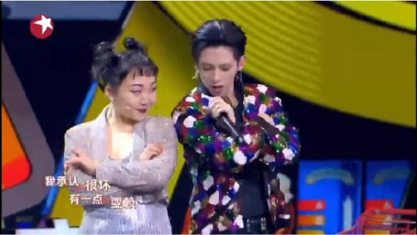 符龙飞和辣目洋子的互动好甜啊 最后的比心也太杀了吧 哈哈哈哈……