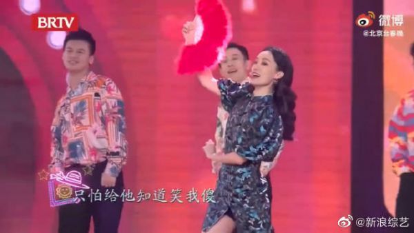 北京台春晚，张小斐一身墨绿色旗袍造型亮相，在线唱跳韵味十足……