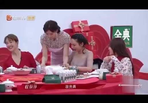 胡静给每个人倒酒，真的是很有贤惠又有眼力见……