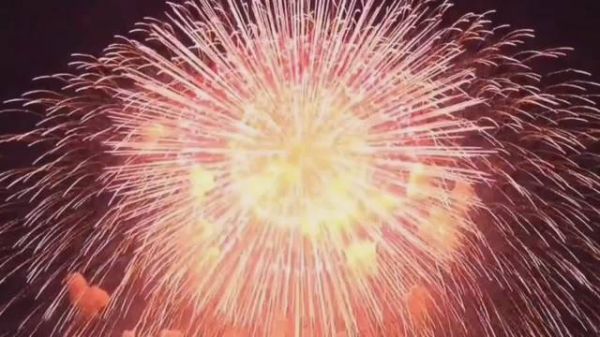 夜色撩人一朵烟花一份祝福，山河无恙，人间值得，期待2021