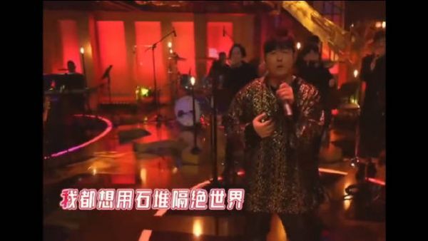 《王妃》线上演唱会现场版，通过改编放慢速度、编曲衬托……