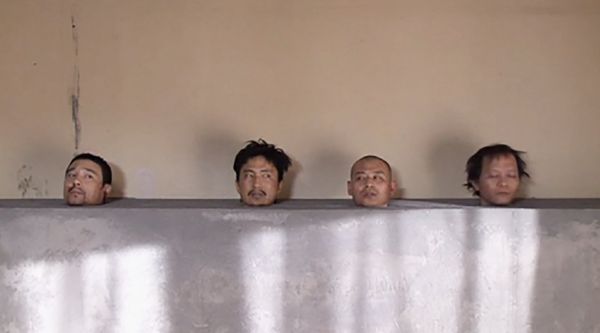 这种刑罚太残忍，黑社会去农村打劫，却被村民被砌在水泥里！