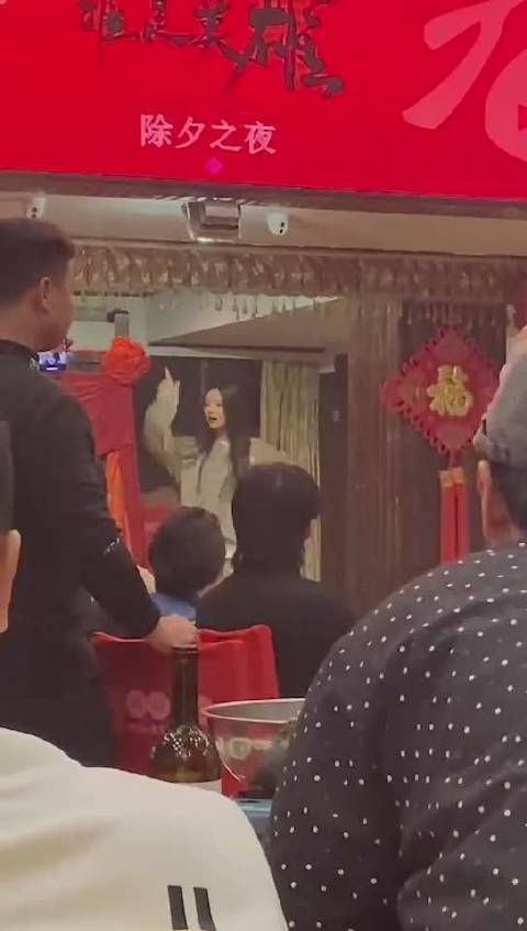 昨天杨超越在剧组过年,年夜饭上就...
