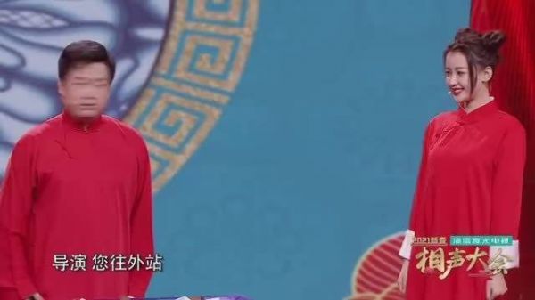 古灵精怪的孙怡@孙怡微博 今天身穿红色大褂、头扎两个丸子……