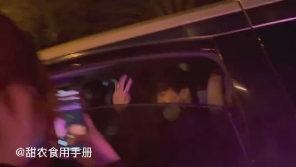 陈立农今日机场饭拍 和农糖乖乖说拜拜的农农好奶好甜哇