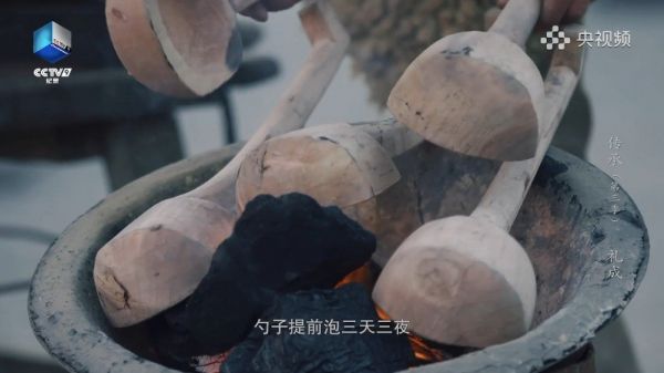 王德是蔚县暖泉镇的农民，“打树花”省级代表性传承人……