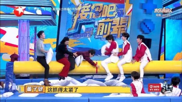 小小的个子,再加上解鞋带,掰小手一系列行为……
