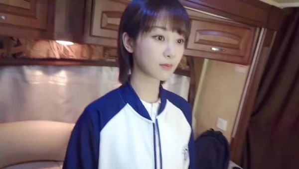 杨紫高中校服花絮视频,短发齐刘海的学生头,甜美又可爱!