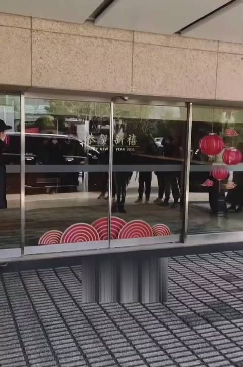 迪丽热巴《驭鲛记之与君初相识》上班路透……
