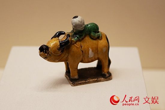 “牛事如意——辛丑牛年迎春文化展”中的三彩牧童骑牛。人民网 韦衍行摄