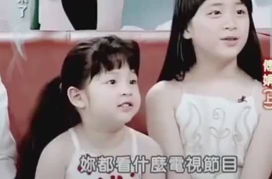 小时候的欧阳娜娜真的好可爱呀，笑容也超级治愈