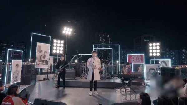 哇！毛不易今天在晚会上翻唱了《想见你》的主题曲……
