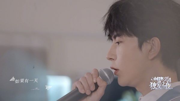 不仅少年感十足，歌声也青春活力，唱响歌曲浪漫甜蜜来袭……