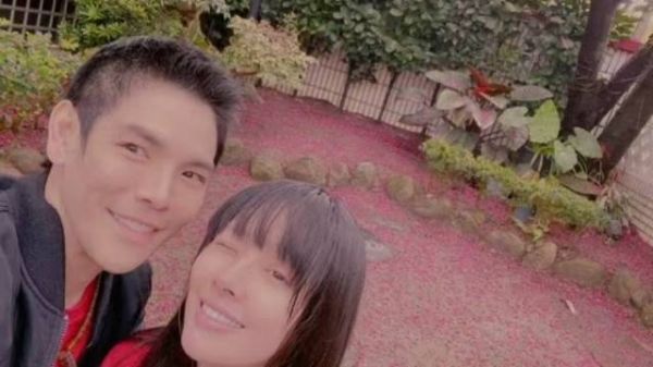 向佐情人节晒与老婆女儿合照,一家三口好幸福