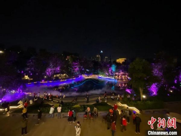 春节期间，海口五公祠夜景夜游吸引游客。王子谦摄