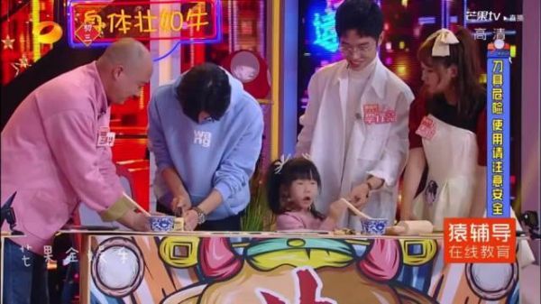 想魂穿小朋友的举手 王一博现场学做“牛”字豆糖……