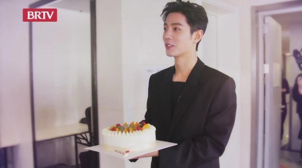 不过是剪了个生日花絮分成了上下集而已